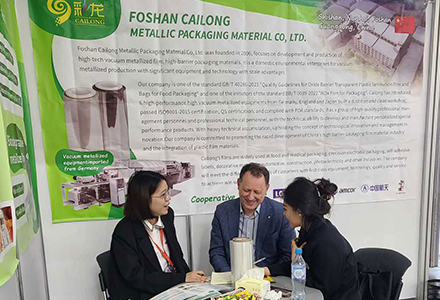 展会上与来自法国的客户相谈甚欢